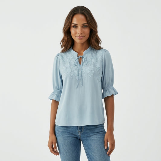Blouse bleue à broderie
